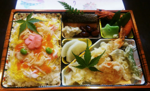 『仕出し割烹吉野 てんぷらちらし寿司弁当』の画像